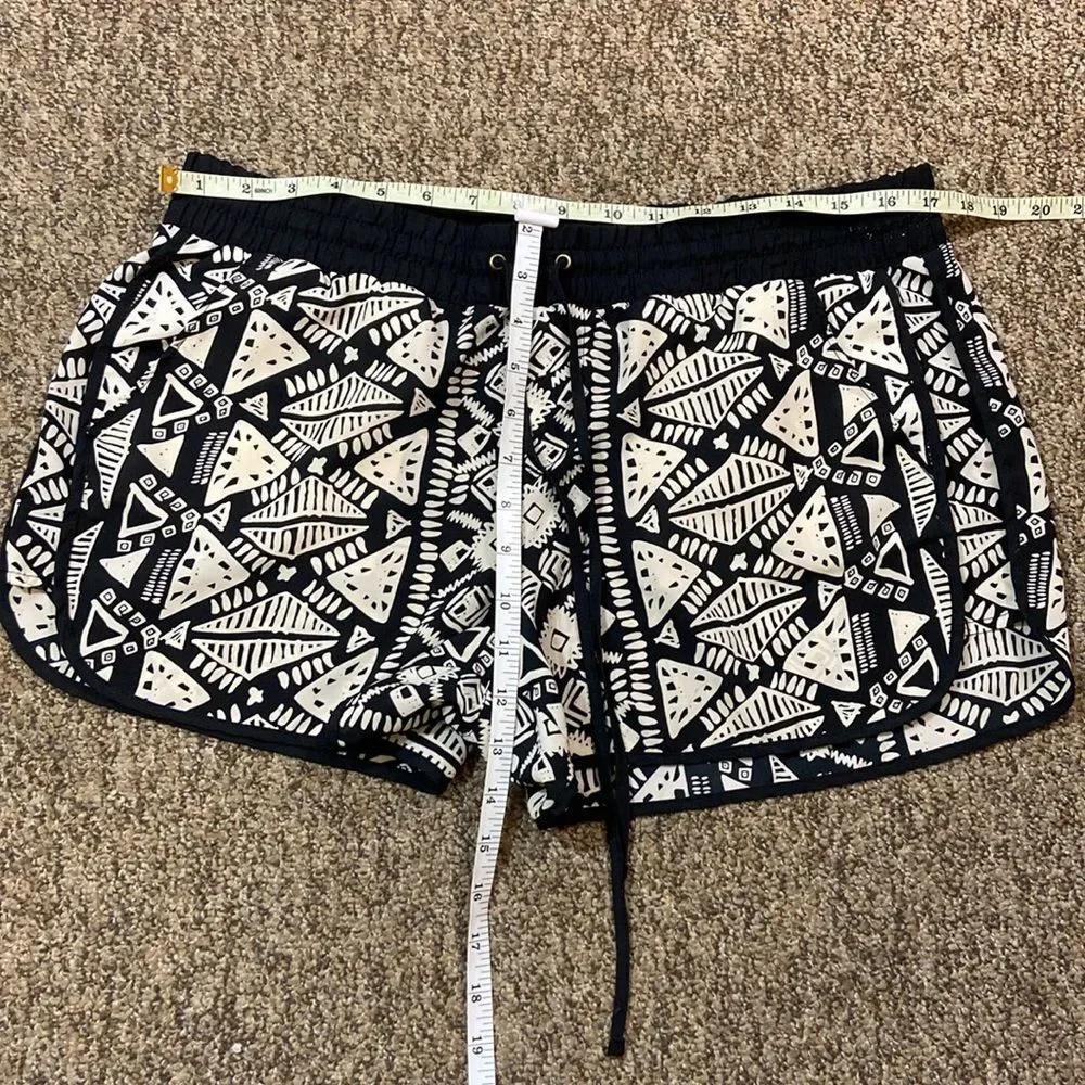 No Boundaries Black And Ivory Patterned Women's Shorts Size XL (15-17)
